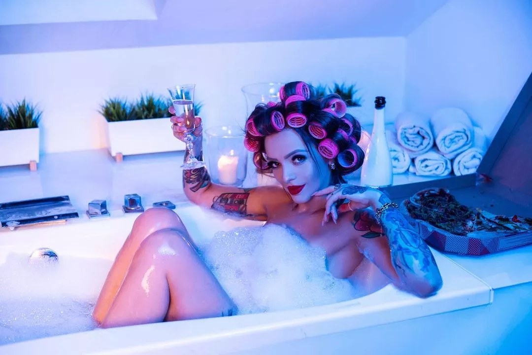 Gwiazda disco polo nago wannie?! Jej ponętne ciało kusi fanów podczas zmysłowej kąpieli.